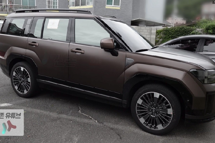 Theo kế hoạch, SantaFe thế hệ mới sẽ chính thức trình làng vào tháng 8 tới đây. Mức giá xe Hyundai SantaFe 2024 chưa được công bố, nhưng dự đoán sẽ cao hơn thế hệ hiện tại vẫn đang bán ra trên thị trường.