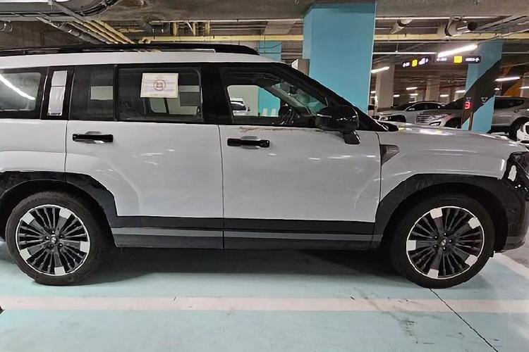 Bước sang thế hệ thứ 5, mẫu SUV hạng trung này được lột xác hoàn toàn so với trước và đi kèm nhiều chi tiết được tạo hình chữ "H" như dải đèn LED định vị ban ngày, cản trước hay đèn hậu. Bên cạnh đó, dải đèn LED định vị ban ngày còn chia lưới tản nhiệt và đèn pha mới thành 2 tầng. Bên dưới là cản trước mới, logo của hãng Hyundai đã được chuyển từ lưới tản nhiệt lên nắp ca-pô.