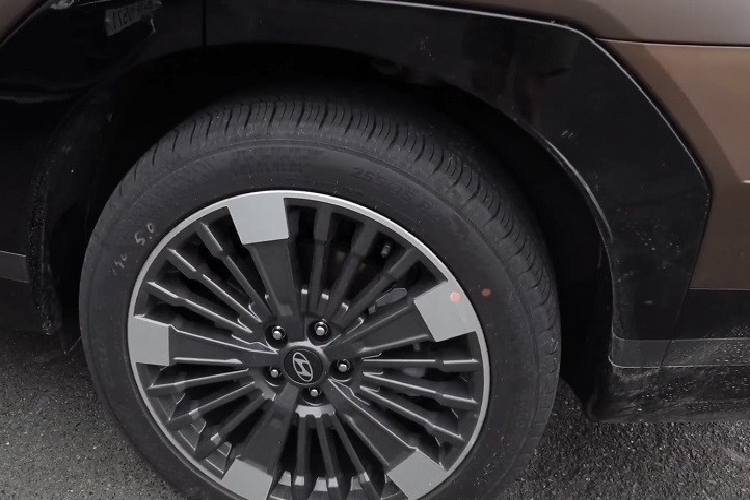 Bên dưới mặt táp-lô là màn hình thứ 3 để chỉnh điều hòa. Tùy phiên bản, màn hình sẽ có thiết kế tràn viền hoặc đi kèm núm xoay tròn hai bên. Cần số điện tử mới nằm trên trục lái, hệ thống âm thanh Bose và 2 sạc điện thoại không dây cũng được trang bị cho mẫu xe này.