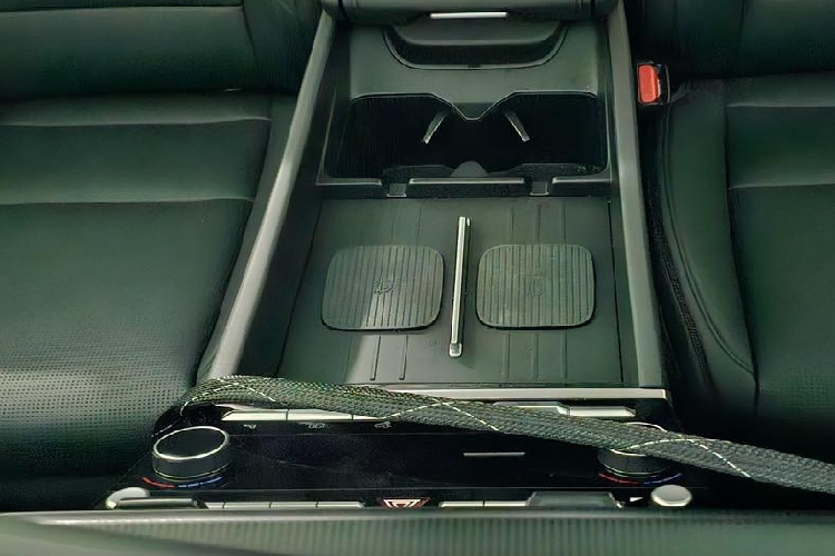 Cuối cùng là hệ truyền động plug-in hybrid (PHEV), bao gồm máy xăng 4 xi-lanh, tăng áp, dung tích 1.6L, mô-tơ điện và hộp số tự động 6 cấp. Phiên bản PHEV của xe sẽ có hệ dẫn động 4 bánh 4WD và nhiều khả năng dành cho thị trường châu Âu.