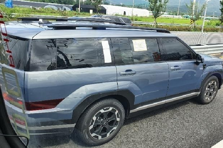 Mới đây, chiếc xe SUV Hyundai SantaFe 2024 lăn bánh trên đường phố Hàn Quốc đã thu hút sự chú ý của giới mê xe. Theo đó, chiếc SantaFe thế hệ mới này được sơn màu nâu nhám Earthy Brass Matt, khác với những xe bị bắt gặp trước đó. Được biết, xe còn có 9 tùy chọn màu sắc khác, bao gồm trắng ngọc trai, trắng nhám, đen, bạc, xám, xanh lá, cam đất, xanh lá nhạt và xanh dương.