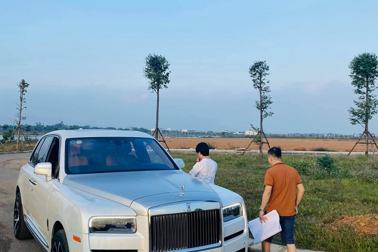 Thông tin riêng của chúng tôi chia sẻ, người đứng đầu của công ty F88 cũng là 1 dân chơi xe thứ thiệt khi sở hữu cho mình 2 chiếc xe SUV vạn người mê, ngoài ra, người này còn hay di chuyển trên 1 vài chiếc xe sang, xe siêu sang khác nhưng tần suất được chia sẻ lên mạng xã hội không nhiều.