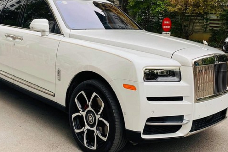 Vào tháng 3 năm 2022, CEO của chuỗi cầm đồ F88 đã chia sẻ hình ảnh ngồi trong khoang lái một chiếc xe siêu sang Rolls-Royce để ra sân bay Tân Sơn Nhất trước khi đáp báy may đến Cam Ranh, tỉnh Khánh Hòa.