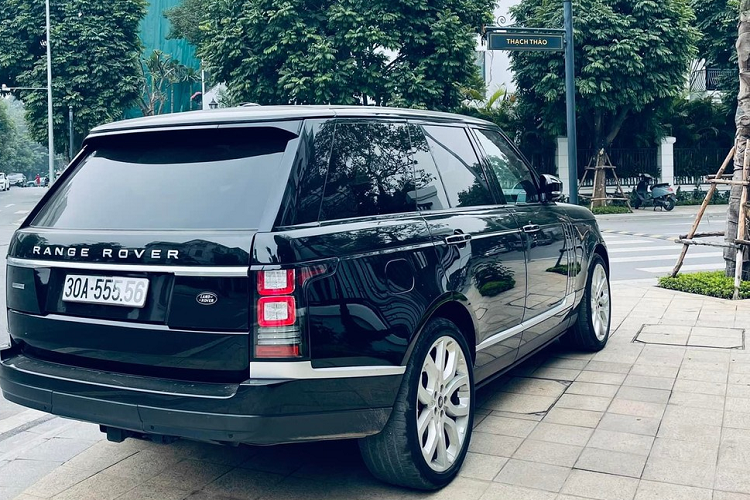 Chiếc xe này thuộc phiên bản cũ nhưng biển số 30A-555.56 giúp xe luôn có giá trong mắt các dân chơi biển đẹp. Như vậy, hiện tại, ông chủ của chuỗi cầm đồ này đang sở hữu ít nhất 2 chiếc xe SUV siêu sang là Range Rover mang biển tứ quý 5 và một chiếc SUV siêu sang Rolls-Royce Cullinan.