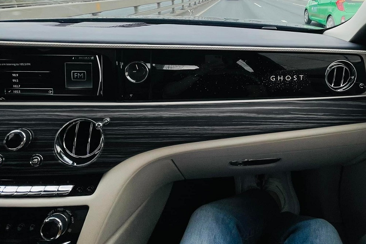 Nhìn vào bảng điều khiển trung tâm trước mặt, đó chính là Rolls-Royce Ghost thế hệ mới nhất có giá trên 30 tỷ đồng nếu mua chính hãng. Như vậy, có thể dự đoán dàn xe sang của ông chủ F88 không dưới 100 tỷ đồng.