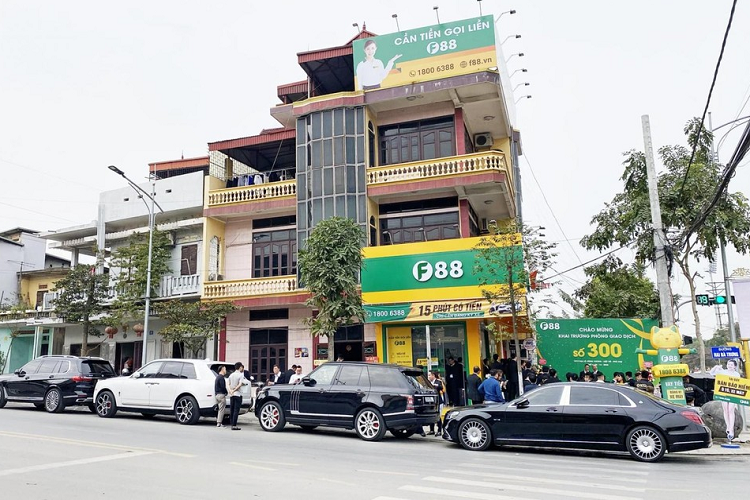 Mới đây, lực lượng Công an TP HCM cùng Công an quận Gò Vấp đã phối hợp với Cục Cảnh sát Hình sự (Bộ Công an để khám xét trụ sở chính Công ty cầm đồ F88 - công ty tài chính chuyên cho vay nằm trên đường Nguyễn Oanh, quận Gò Vấp, đã thu hút không ít sự quan tâm của người đi đường cũng như cộng đồng mạng.