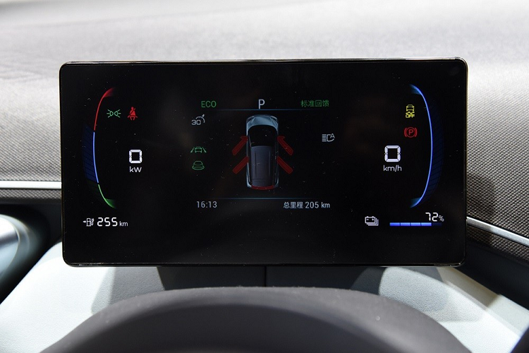 Ngoài ra, BYD Seagull còn có những trang bị an toàn như 2 túi khí trước, 2 túi khí bên sườn, hệ thống cân bằng điện tử và phanh tay điện tử. Ở bản cao cấp, xe thậm chí còn có những tính năng an toàn chủ động như hệ thống kiểm soát hành trình thích ứng, phanh khẩn cấp tự động, nhận biết biển báo giao thông và cảnh báo lệch làn đường.