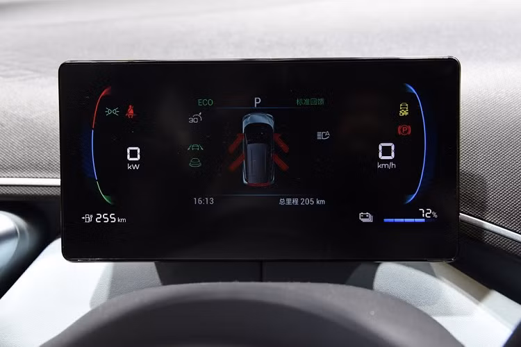 Ngoài ra, BYD Seagull còn có những trang bị an toàn như 2 túi khí trước, 2 túi khí bên sườn, hệ thống cân bằng điện tử và phanh tay điện tử. Ở bản cao cấp, xe thậm chí còn có những tính năng an toàn chủ động như hệ thống kiểm soát hành trình thích ứng, phanh khẩn cấp tự động, nhận biết biển báo giao thông và cảnh báo lệch làn đường.