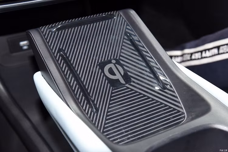 Xe có 2 loại pin LFP với dung lượng 30 kWh và 38 kWh, mang đến quãng đường di chuyển tương ứng là 305 km và 405 km theo chu trình thử nghiệm CLTC tại Trung Quốc. Với bộ sạc nhanh DC, thời gian nạp pin lên 80% chỉ dừng ở mức 30 phút.