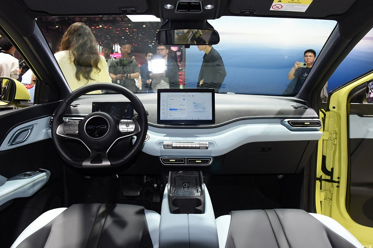 Phía sau vô lăng là bảng đồng hồ kỹ thuật 5 inch trong khi đặt nổi trên mặt táp-lô là màn hình cảm ứng trung tâm 12,8 inch có thể xoay ngang hoặc dọc. Ở giữa 2 ghế trước còn có sạc điện thoại không dây và 2 hộc đựng cốc.