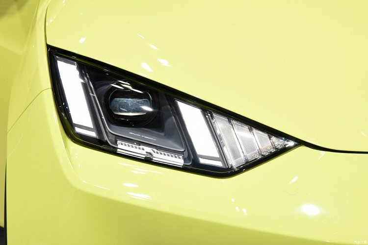 Bên trong Seagull là không gian nội thất 4 chỗ ngồi và được áp dụng phong cách thiết kế quen thuộc của hãng BYD. Mặt táp-lô của xe được thiết kế như hình đôi cánh, ôm lấy hành khách ngồi trong xe. Tương tự những mẫu xe BYD khác, Seagull cũng có vô lăng 3 chấu với thiết kế vát đáy thể thao. 