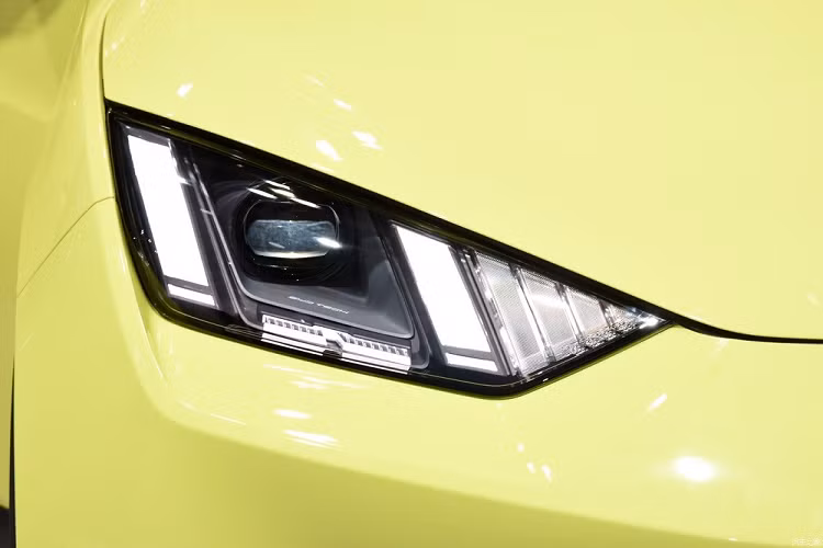 Bên trong Seagull là không gian nội thất 4 chỗ ngồi và được áp dụng phong cách thiết kế quen thuộc của hãng BYD. Mặt táp-lô của xe được thiết kế như hình đôi cánh, ôm lấy hành khách ngồi trong xe. Tương tự những mẫu xe BYD khác, Seagull cũng có vô lăng 3 chấu với thiết kế vát đáy thể thao. 