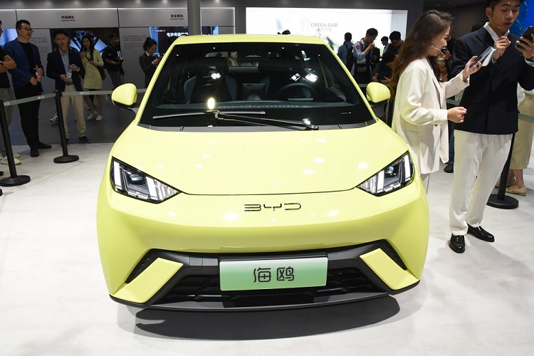 Việc BYD Seagull bán chạy như tôm tươi không có gì bất ngờ. Ngoài thương hiệu được ưa chuộng tại thị trường Trung Quốc, mẫu ôtô điện này còn có giá rẻ, dao động từ 78.800 - 95.800 Nhân dân tệ (khoảng 269 - 327 triệu đồng). Bỏ ra số tiền trên, khách hàng Trung Quốc sẽ nhận về mẫu xe điện mang kiểu dáng hatchback nhỏ gọn.