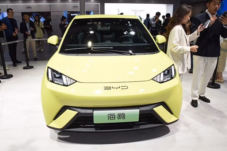 Việc BYD Seagull bán chạy như tôm tươi không có gì bất ngờ. Ngoài thương hiệu được ưa chuộng tại thị trường Trung Quốc, mẫu ôtô điện này còn có giá rẻ, dao động từ 78.800 - 95.800 Nhân dân tệ (khoảng 269 - 327 triệu đồng). Bỏ ra số tiền trên, khách hàng Trung Quốc sẽ nhận về mẫu xe điện mang kiểu dáng hatchback nhỏ gọn.