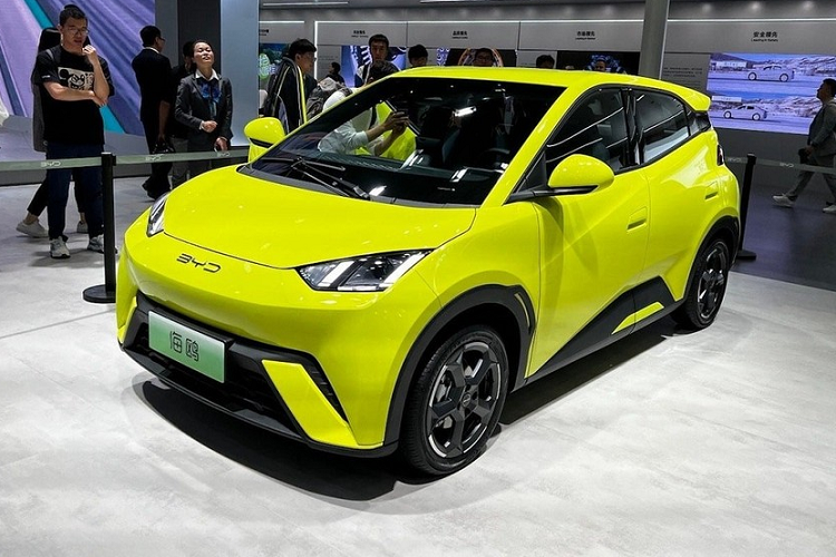 Trong triển lãm Ô tô Thượng Hải 2023 hiện đang diễn ra tại Trung Quốc, hãng BYD đã mang mẫu ôtô điện giá rẻ hoàn toàn mới mang tên Seagull đến trưng bày và giới thiệu. Cũng trong sự kiện này, hãng hé lộ đã mở cọc dành cho BYD Seagull 2023 mới và nhanh chóng nhận 10.000 đơn đặt hàng chỉ trong vòng 24 giờ đầu tiên.