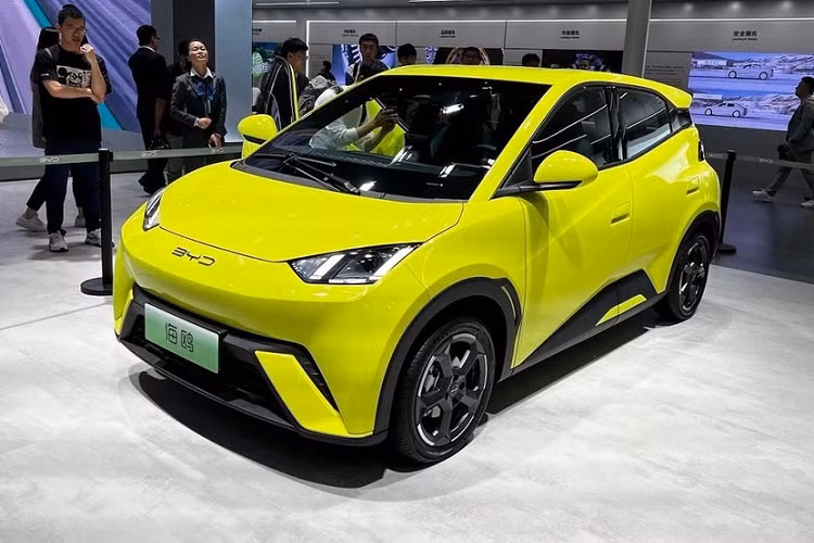 Trong triển lãm Ô tô Thượng Hải 2023 hiện đang diễn ra tại Trung Quốc, hãng BYD đã mang mẫu ôtô điện giá rẻ hoàn toàn mới mang tên Seagull đến trưng bày và giới thiệu. Cũng trong sự kiện này, hãng hé lộ đã mở cọc dành cho BYD Seagull 2023 mới và nhanh chóng nhận 10.000 đơn đặt hàng chỉ trong vòng 24 giờ đầu tiên.