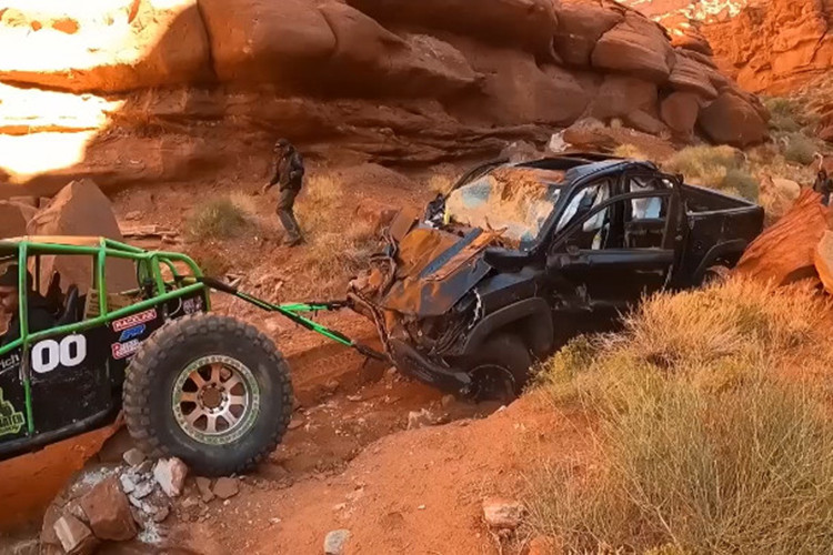 Chiếc siêu bán tải RAM TRX được trang bị hộp số tự động 8 cấp, dẫn động 2 cầu cho khả năng tăng tốc từ 0-100 km trong 4,5 giây.