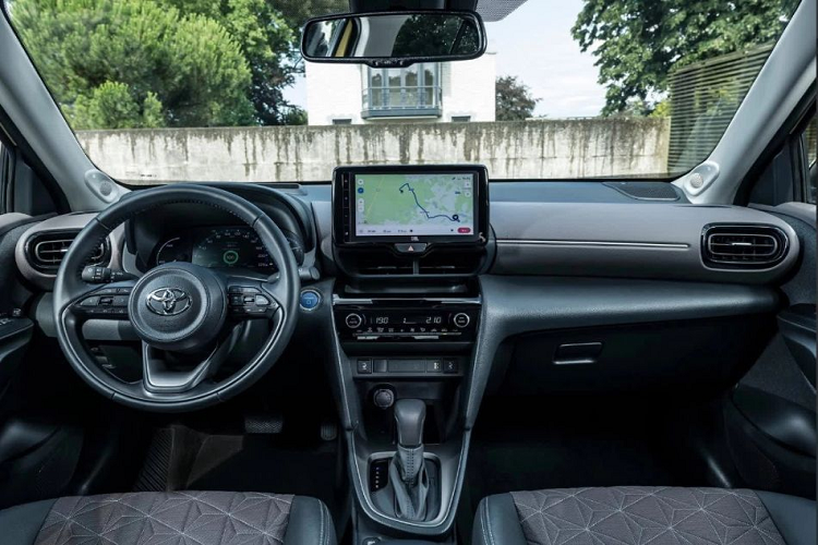 Bên trong xe sở hữu màn hình hiển thị đa thông tin, đồng hồ tốc độ TFT. Hệ thống thông tin giải trí tương thích Apple CarPlay/Android Auto. Mẫu xe này còn có gói Toyota Safety Sense (TSS) gồm hỗ trợ đậu xe, cảnh báo chệch làn đường, đèn chiếu sáng điều chỉnh độ cao thích ứng, kiểm soát gia tốc ở tốc độ thấp, hỗ trợ lái khẩn cấp, nhận diện biển báo... 