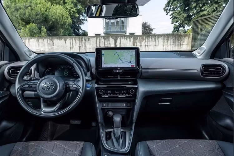 Bên trong xe sở hữu màn hình hiển thị đa thông tin, đồng hồ tốc độ TFT. Hệ thống thông tin giải trí tương thích Apple CarPlay/Android Auto. Mẫu xe này còn có gói Toyota Safety Sense (TSS) gồm hỗ trợ đậu xe, cảnh báo chệch làn đường, đèn chiếu sáng điều chỉnh độ cao thích ứng, kiểm soát gia tốc ở tốc độ thấp, hỗ trợ lái khẩn cấp, nhận diện biển báo... 