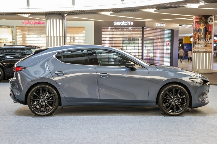 Được nhập khẩu nguyên chiếc từ Nhật Bản, Mazda3 2023 tại thị trường Malaysia có cả kiểu dáng sedan và hatchback. Xe được chia thành 4 phiên bản, giá xe Mazda3 2023 dao động từ 156.059 - 175.059 RM (khoảng 807 - 906 triệu đồng). So với xe đang bán ở Việt Nam với giá từ 579 - 729 triệu đồng, Mazda3 2023 tại Malaysia đắt hơn đáng kể.