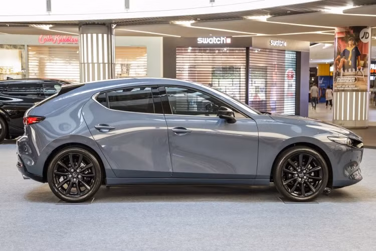 Được nhập khẩu nguyên chiếc từ Nhật Bản, Mazda3 2023 tại thị trường Malaysia có cả kiểu dáng sedan và hatchback. Xe được chia thành 4 phiên bản, giá xe Mazda3 2023 dao động từ 156.059 - 175.059 RM (khoảng 807 - 906 triệu đồng). So với xe đang bán ở Việt Nam với giá từ 579 - 729 triệu đồng, Mazda3 2023 tại Malaysia đắt hơn đáng kể.