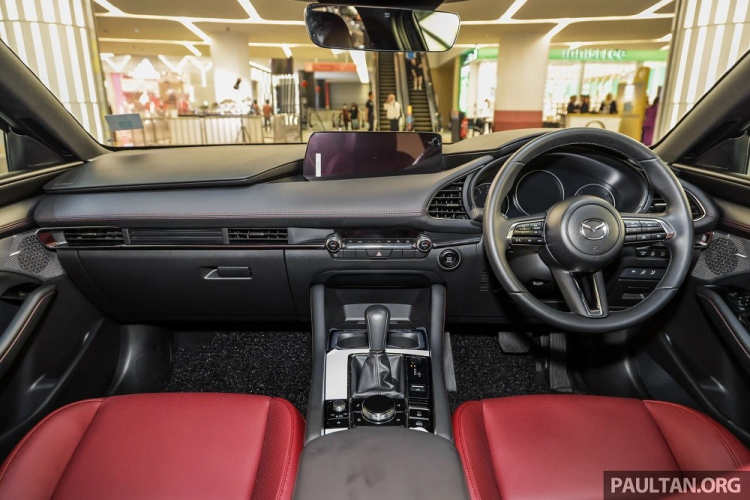 Trong khi đó, các bản cao cấp được bổ sung sạc điện thoại không dây, kết nối Apple CarPlay không dây, hệ thống âm thanh Bose 12 loa và hệ thống kiểm soát hành trình thích ứng với tính năng Stop &amp; Go mới.