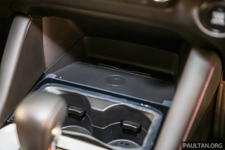 Ngoài những điểm mới trên, Mazda3 2023 ở thị trường Malaysia vẫn sở hữu các trang bị tiêu chuẩn như đèn pha LED tự động, đèn định vị ban ngày dạng Halogen, đèn hậu LED, cần gạt mưa tự động, vành hợp kim 16 inch, chìa khóa thông minh, khởi động nút bấm, phanh tay điện tử, tự động giữ phanh tạm thời...