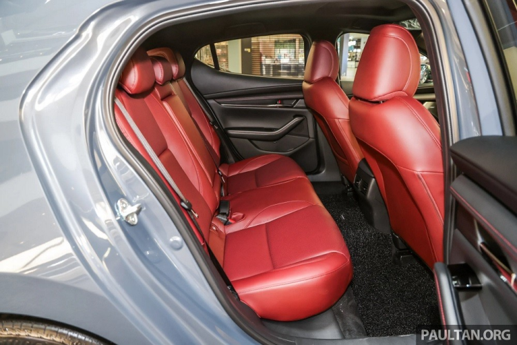 Camera 360 độ sẽ chỉ dành cho bản cao cấp nhất. Ngoài ra, Mazda3 2023 ở thị trường Malaysia còn bị cắt động cơ xăng 4 xi-lanh, dung tích 1.5L cũ. Do đó, xe chỉ còn động cơ xăng Skyactiv-G 4 xi-lanh, hút khí tự nhiên, dung tích 2.0L với công suất tối đa 162 mã lực và mô-men xoắn cực đại 213 Nm. 