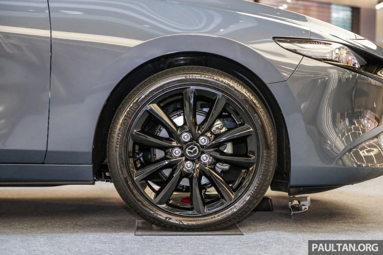 Phải lên các bản cao cấp, xe mới có thêm 4 cảm biến trước, hệ thống đèn pha thích ứng, kiểm soát đèn pha HBC, cảnh báo điểm mù, cảnh báo phương tiện cắt mặt phía trước, cảnh báo phương tiện cắt ngang khi lùi, cảnh báo lệch làn đường, hỗ trợ giữ làn đường, cảnh báo mất tập trung và phanh khẩn cấp tự động khi tiến/lùi. 