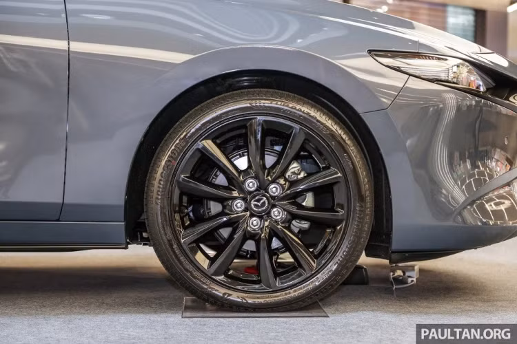 Phải lên các bản cao cấp, xe mới có thêm 4 cảm biến trước, hệ thống đèn pha thích ứng, kiểm soát đèn pha HBC, cảnh báo điểm mù, cảnh báo phương tiện cắt mặt phía trước, cảnh báo phương tiện cắt ngang khi lùi, cảnh báo lệch làn đường, hỗ trợ giữ làn đường, cảnh báo mất tập trung và phanh khẩn cấp tự động khi tiến/lùi. 