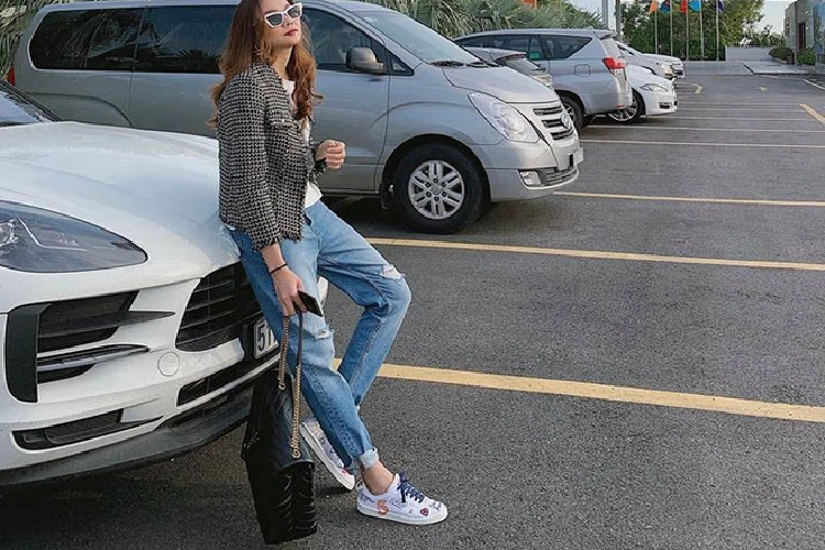 Tại thời điểm mua, chiếc xe của siêu mẫu được đồn đoán có giá từ 3,6 tỷ đồng. Tuỳ vào trang bị mà chủ nhân lựa chọn, giá có thể chênh lên tới cả tỷ đồng nữa. Xe sử dụng khối động cơ cho tổng công suất 349 mã lực và momen xoắn cực đại 480Nm tăng 14 mã lực so với thế hệ tiền nhiệm, đi kèm với hộp số tự động ly hợp kép 7 cấp PDK và hệ dẫn động 4 bánh AWD.