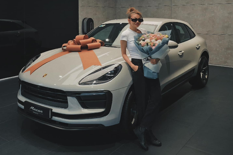 Mới đây, nàng mẫu khiến dân tình xuýt xoa khi khoe cận cảnh chiếc nhẫn kim cương mới được bạn trai cầu hôn khi bước sang độ tuổi 40. Sau khi bức ảnh được đăng tải, không ít đồng nghiệp và người hâm mộ đã gửi lời chúc mừng và mong chờ được chứng kiến đám cưới của nữ siêu mẫu với "nửa kia" trong một ngày không xa. Ở độ tuổi 40, siêu mẫu Thanh Hằng gần như viên mãn khi có sự nghiệp thăng hoa, tình yêu mặn nồng và khối tài sản khổng lồ với hàng loạt xe sang đắt giá.