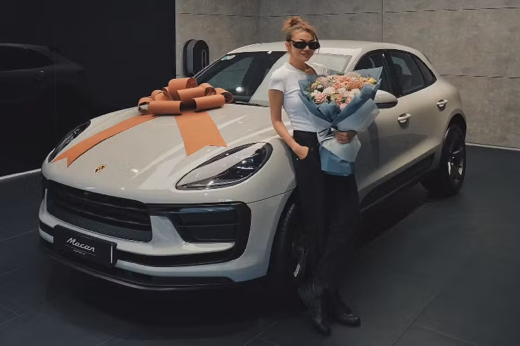 Mới đây, nàng mẫu khiến dân tình xuýt xoa khi khoe cận cảnh chiếc nhẫn kim cương mới được bạn trai cầu hôn khi bước sang độ tuổi 40. Sau khi bức ảnh được đăng tải, không ít đồng nghiệp và người hâm mộ đã gửi lời chúc mừng và mong chờ được chứng kiến đám cưới của nữ siêu mẫu với "nửa kia" trong một ngày không xa. Ở độ tuổi 40, siêu mẫu Thanh Hằng gần như viên mãn khi có sự nghiệp thăng hoa, tình yêu mặn nồng và khối tài sản khổng lồ với hàng loạt xe sang đắt giá.