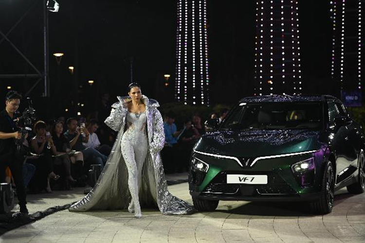 Sự kết hợp giữa thời trang và công nghệ cũng là một xu thế mới trong thiết kế ôtô, hướng tới đề cao trải nghiệm và sự thoải mái của người dùng. Theo NTK Lê Thanh Hòa, VF7 không chỉ là một phương tiện di chuyển mà còn là một tuyên bố về phong cách và đẳng cấp.