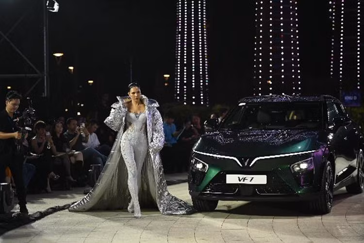 Sự kết hợp giữa thời trang và công nghệ cũng là một xu thế mới trong thiết kế ôtô, hướng tới đề cao trải nghiệm và sự thoải mái của người dùng. Theo NTK Lê Thanh Hòa, VF7 không chỉ là một phương tiện di chuyển mà còn là một tuyên bố về phong cách và đẳng cấp.