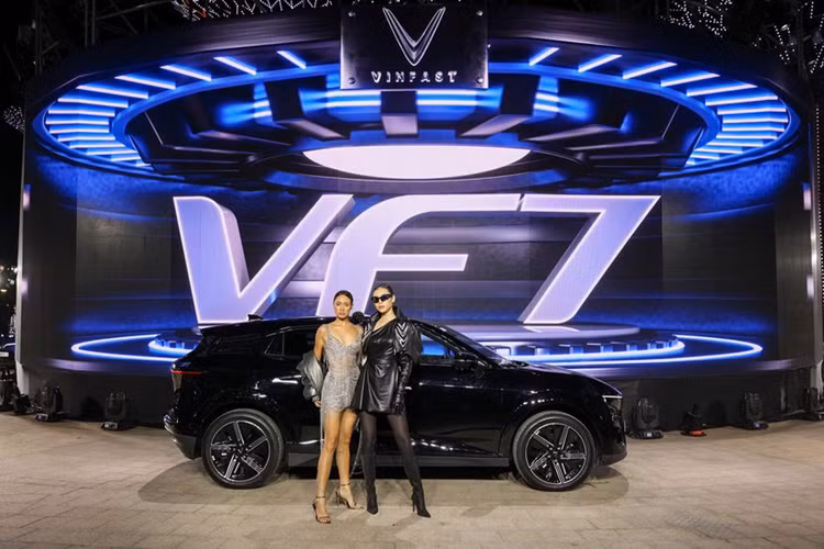 Chất liệu chủ đạo của bộ sưu tập là metallic, đồng điệu với thiết kế cá tính, táo bạo và đầy sức sống của mẫu xe điện mạnh nhất phân khúc C hiện nay. VF7 có hai phiên bản Base và Plus, trong đó bản Plus được trang bị hai động cơ điện có tổng công suất tối đa lên tới 349 mã lực (260 kW), mô-men xoắn cực đại 500 Nm cùng hệ dẫn động hai cầu toàn thời gian, mang đến trải nghiệm lái mạnh mẽ vượt tầm phân khúc.