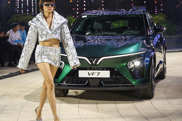 Màn trình diễn vedette của Hoa hậu Kỳ Duyên và siêu mẫu Minh Triệu khiến nhiều khách mời “không thể rời mắt” bởi sự kết hợp hoàn hảo giữa ngôn ngữ thiết kế của thời trang và mẫu xe cá tính, dẫn lối đam mê VF7.