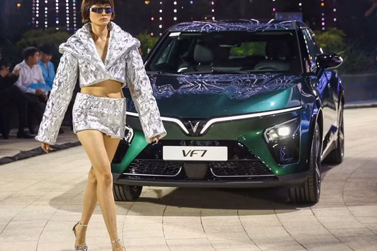 Màn trình diễn vedette của Hoa hậu Kỳ Duyên và siêu mẫu Minh Triệu khiến nhiều khách mời “không thể rời mắt” bởi sự kết hợp hoàn hảo giữa ngôn ngữ thiết kế của thời trang và mẫu xe cá tính, dẫn lối đam mê VF7.