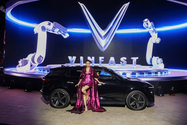 Theo anh, VF7 không chỉ là một sản phẩm của công nghệ mà còn là một tác phẩm nghệ thuật, với ngôn ngữ thiết kế “Vũ trụ phi đối xứng” độc đáo. Điều này tạo nên một sự khác biệt, một dấu ấn riêng biệt cho VF7 so với những mẫu xe khác trên thị trường.