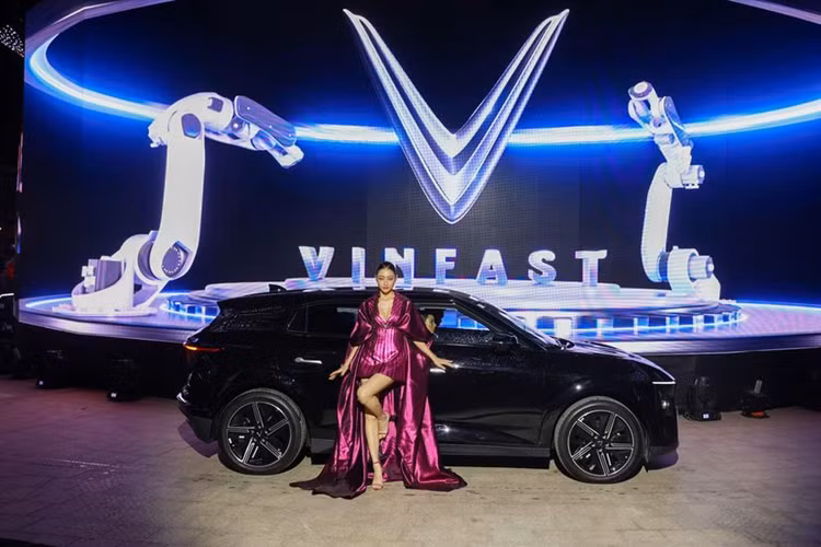 Theo anh, VF7 không chỉ là một sản phẩm của công nghệ mà còn là một tác phẩm nghệ thuật, với ngôn ngữ thiết kế “Vũ trụ phi đối xứng” độc đáo. Điều này tạo nên một sự khác biệt, một dấu ấn riêng biệt cho VF7 so với những mẫu xe khác trên thị trường.