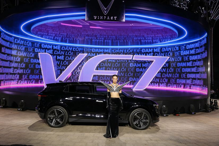 Các tính năng ADAS tiên tiến như giám sát hành trình thích ứng, cảnh báo chệch làn, cảnh báo va chạm, cảnh báo điểm mù… thường chỉ thấy trên các dòng xe cao cấp cũng được trang bị trên VF7. Đây là sự khác biệt hoàn toàn của VF7 so với các mẫu xe xăng cùng phân khúc.