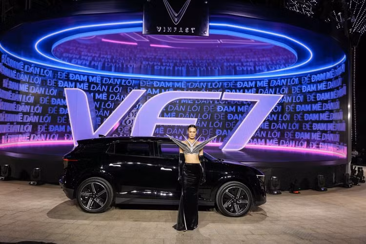 Các tính năng ADAS tiên tiến như giám sát hành trình thích ứng, cảnh báo chệch làn, cảnh báo va chạm, cảnh báo điểm mù… thường chỉ thấy trên các dòng xe cao cấp cũng được trang bị trên VF7. Đây là sự khác biệt hoàn toàn của VF7 so với các mẫu xe xăng cùng phân khúc.