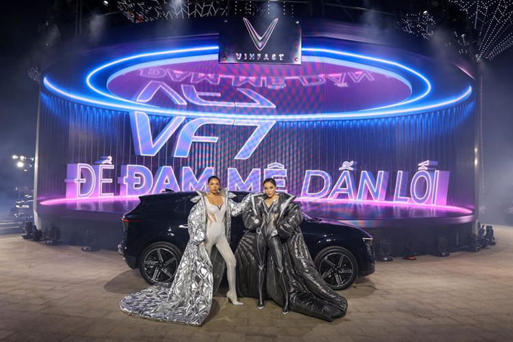 “Đây là lần đầu tiên NTK Lê Thanh Hòa ra mắt bộ sưu tập của mình kết hợp cùng một mẫu xe ô tô, không chỉ vì sự đồng điệu trong định hướng phát triển bền vững và cam kết bảo vệ môi trường, mà cơ hội để mở rộng với những sáng tạo mới mẻ trong phong cách thiết kế của mình”, NTK Lê Thanh Hòa chia sẻ.