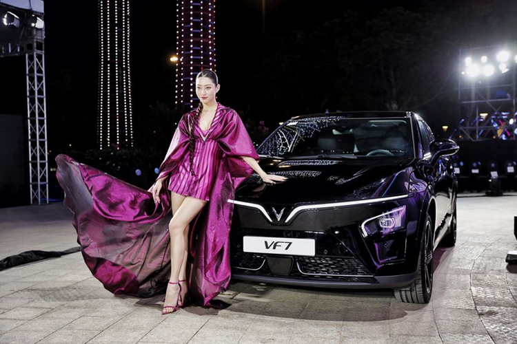 Thiết kế của Lê Thanh Hòa có điểm nhấn chữ V in bằng công nghệ 3D, chất liệu lấp lánh phản quang tạo nét khỏe khoắn, uyển chuyển, tỏa sáng bên cạnh ngoại hình cá tính, hiện đại của SUV điện Vinfast VF7.