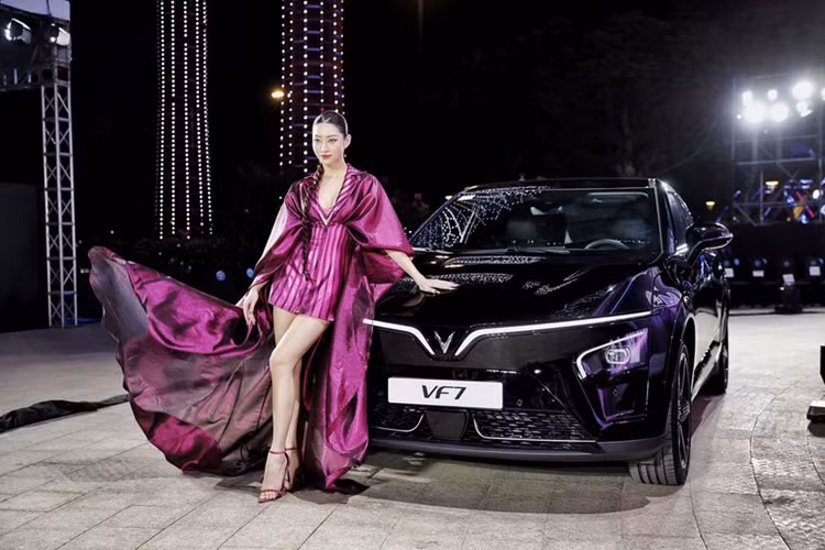 Thiết kế của Lê Thanh Hòa có điểm nhấn chữ V in bằng công nghệ 3D, chất liệu lấp lánh phản quang tạo nét khỏe khoắn, uyển chuyển, tỏa sáng bên cạnh ngoại hình cá tính, hiện đại của SUV điện Vinfast VF7.