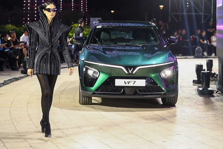 VinFast VF7 là mẫu xe điện thông minh hòa trộn giữa vẻ ngoài thời trang và các tính năng tiện nghi hiện đại, đại diện cho cá tính năng động, đẳng cấp và khởi nguồn sáng tạo, dẫn lối đam mê. Bộ sưu tập mang phong cách Futurism, hòa trộn giữa sự năng động của thể thao và vẻ đẹp hiện đại trong một thế giới công nghệ đa sắc màu.