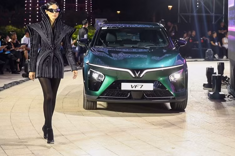 VinFast VF7 là mẫu xe điện thông minh hòa trộn giữa vẻ ngoài thời trang và các tính năng tiện nghi hiện đại, đại diện cho cá tính năng động, đẳng cấp và khởi nguồn sáng tạo, dẫn lối đam mê. Bộ sưu tập mang phong cách Futurism, hòa trộn giữa sự năng động của thể thao và vẻ đẹp hiện đại trong một thế giới công nghệ đa sắc màu.