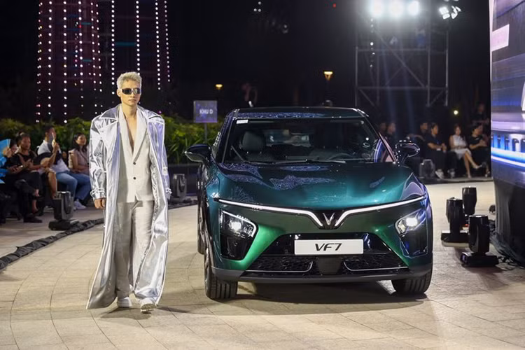  Vinfast VF7 Show - Để đam mê dẫn lối mở màn đầy ấn tượng với sự xuất hiện của Hoa hậu Lương Thùy Linh trong thiết kế đầy sáng tạo của NTK Lê Thanh Hòa bên cạnh mẫu xe điện mới ra mắt thị trường của VinFast.