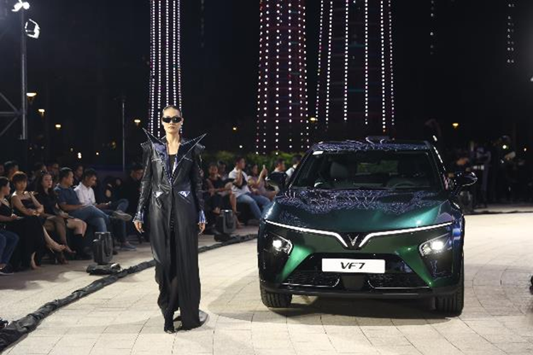 Lê Thanh Hòa theo đuổi dòng thời trang cao cấp nhưng hướng tới sử dụng những chất liệu thân thiện với môi trường. Do đó, đây là cơ duyên và cũng là tiếng nói chung của thương hiệu thời trang Lê Thanh Hòa và thương hiệu xe điện VinFast.