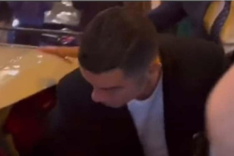 Đến nay, CR7 đã lần đầu tiên bị bắt gặp cầm lái chiếc siêu xe Bugatti Centodieci khi anh có dịp quay trở lại Tây Ban Nha. Đoạn video ngắn quay lại cho thấy, có rất đông người dân đứng chờ bên ngoài 1 nhà hàng để được gặp gỡ với Cristiano Ronaldo